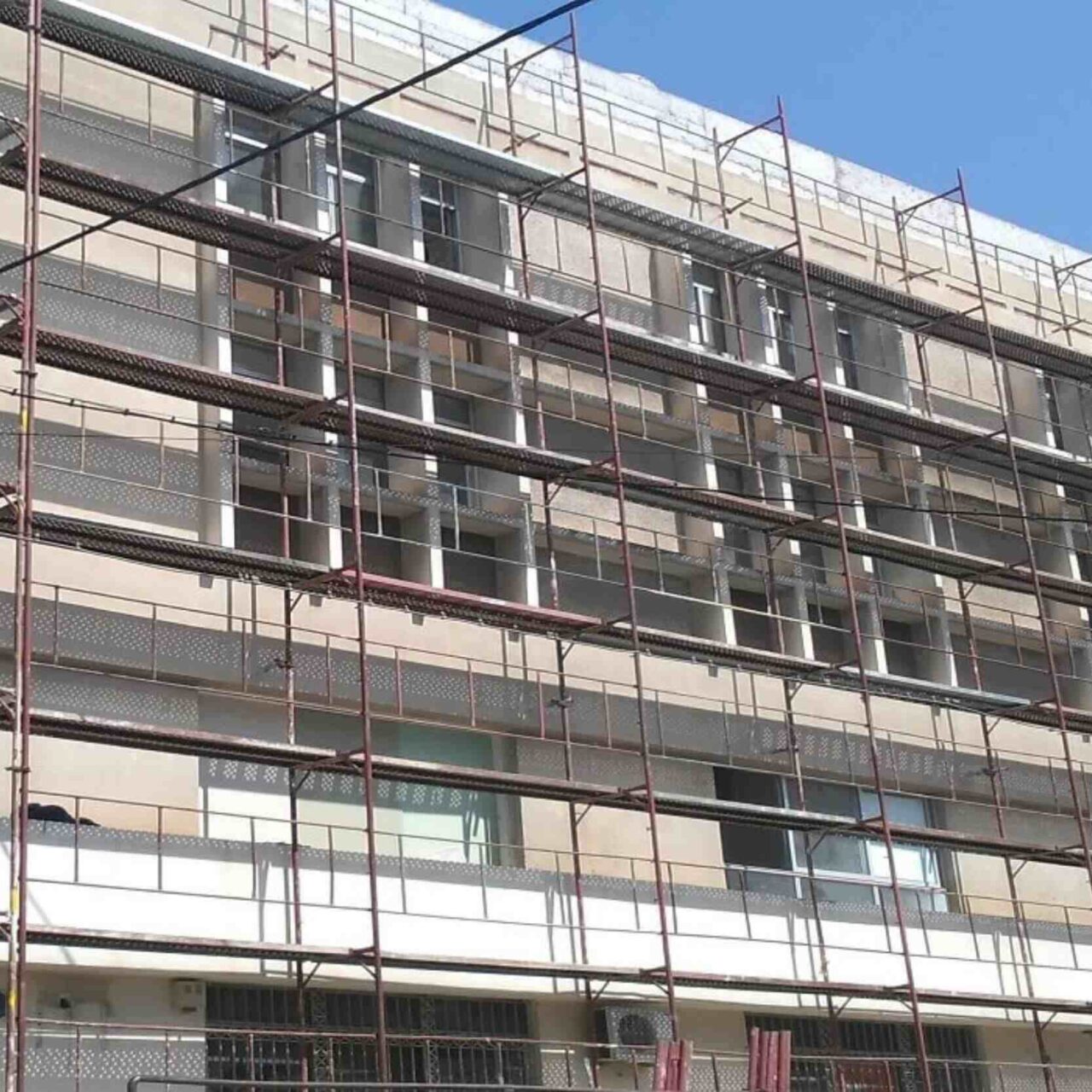 Σκαλωσιές σε Κτίριο της ΔΕΗ