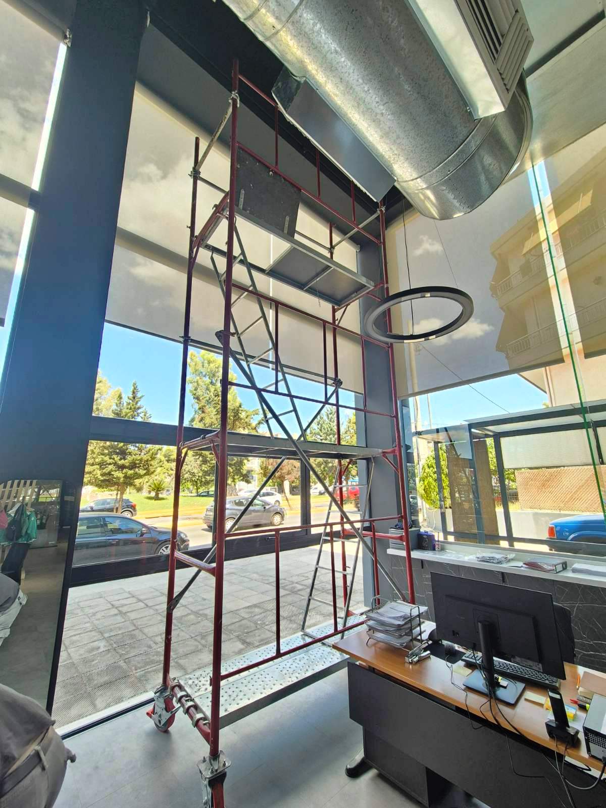 Μεταχειρισμένη σκαλωσιά με ρόδες τοποθετημένη σε χώρους γραφείου