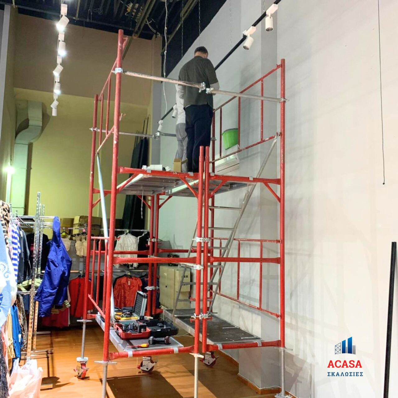 Σκαλωσιά με ρόδες σε κατάστημα με ρόδες