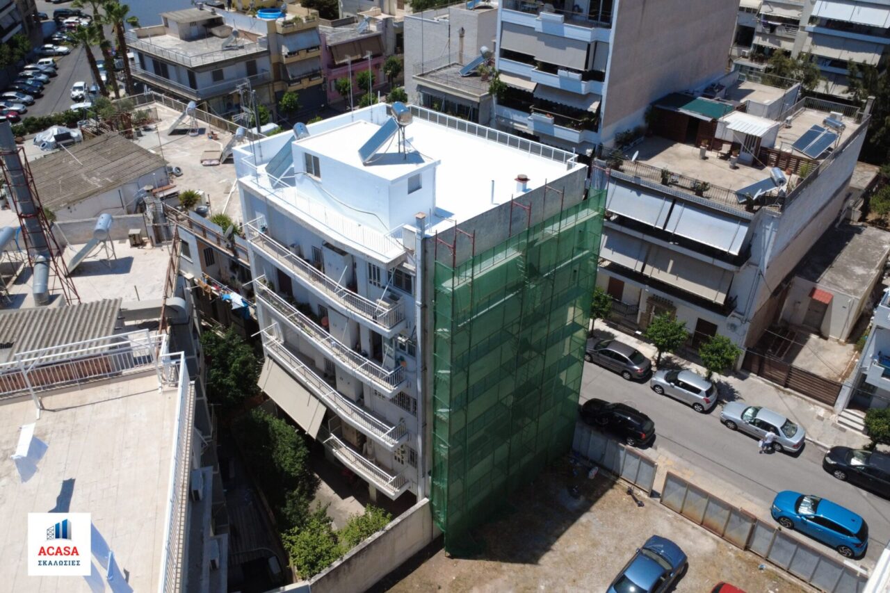 Σκαλωσιά σε υπαίθριο parking για ελαιοχρωματισμό πλαϊνού πολυκατοικίας