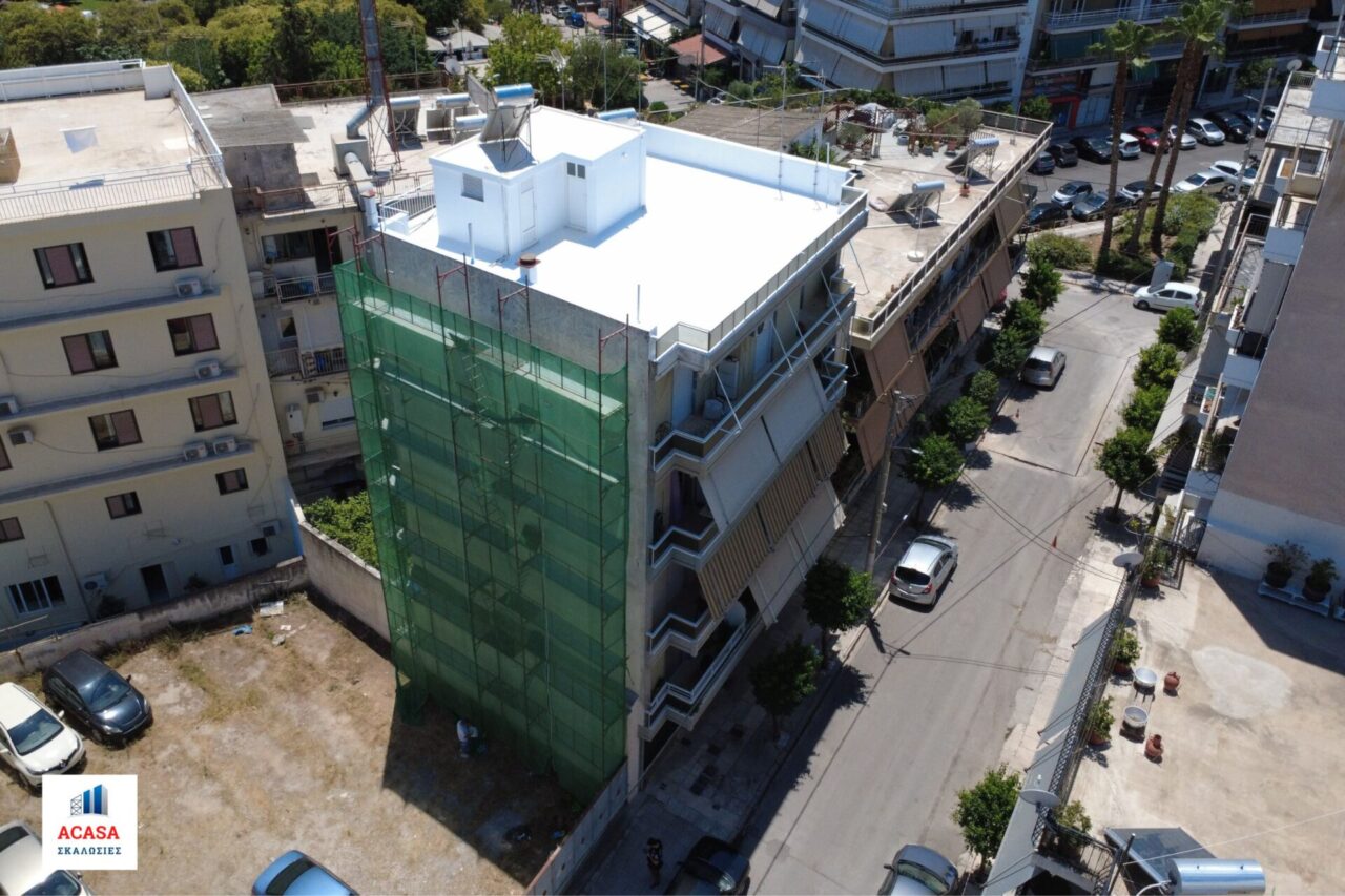 Σκαλωσιά για ανακαίνιση πλαϊνού πολυκατοικίας