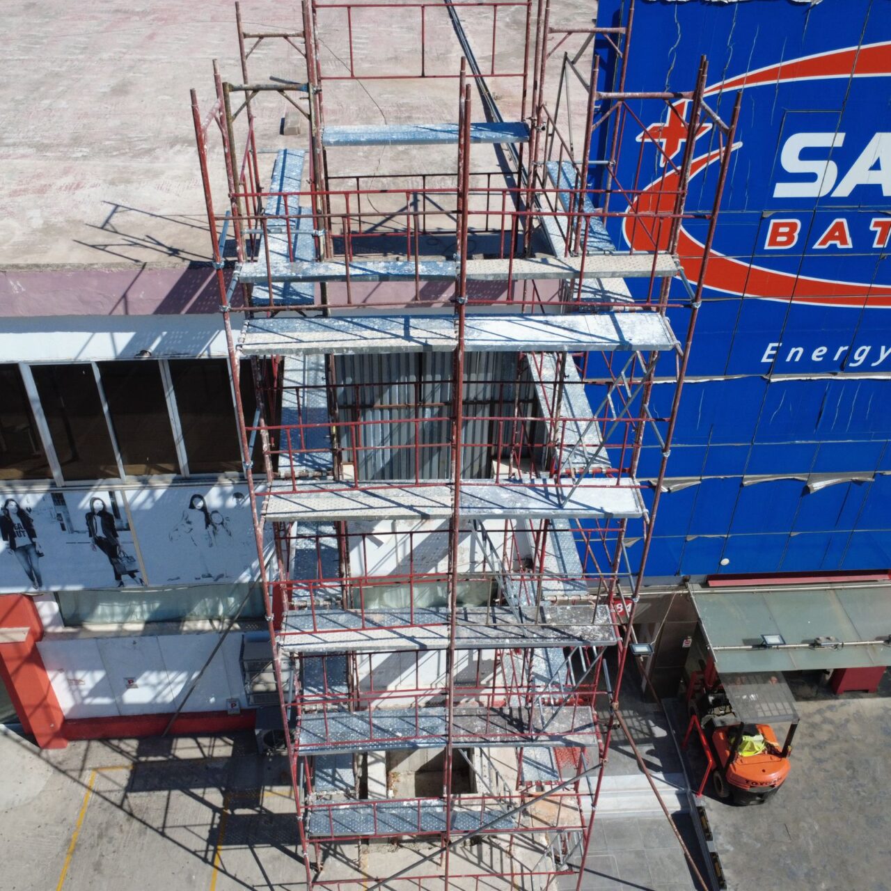 Σκαλωσιά για Ασανσέρ στη Λεωφόρο Θηβών – Όταν η Στήριξη Δεν Έρχεται Από τον Τοίχο