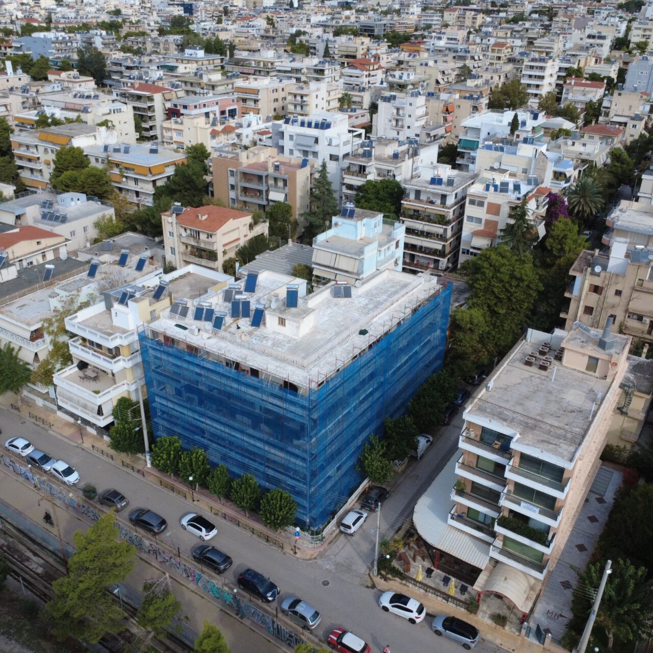 Νέο Ηράκλειο – Σκαλωσιά σε Πολυκατοικία Δίπλα στις Γραμμές, με Σεβασμό στον Χώρο και στους Ανθρώπους